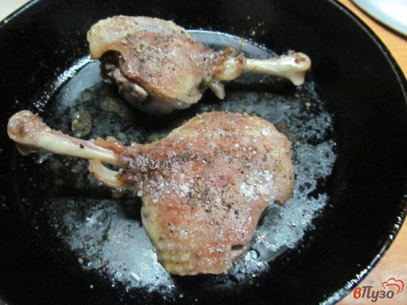 Фото приготовление рецепта: Утиные ножки с соусом из ежевики шаг №6