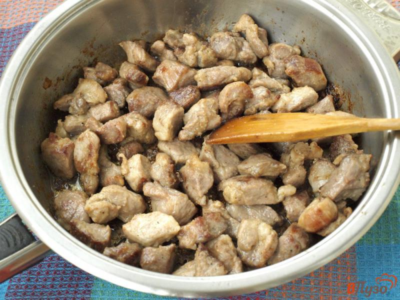 Фото приготовление рецепта: Свинина на сковороде маринованная с имбирём и горчицей шаг №3