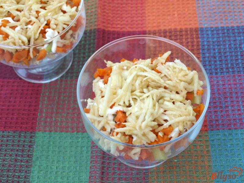 Фото приготовление рецепта: Салат с курицей, морковью, киви и яйцом шаг №2