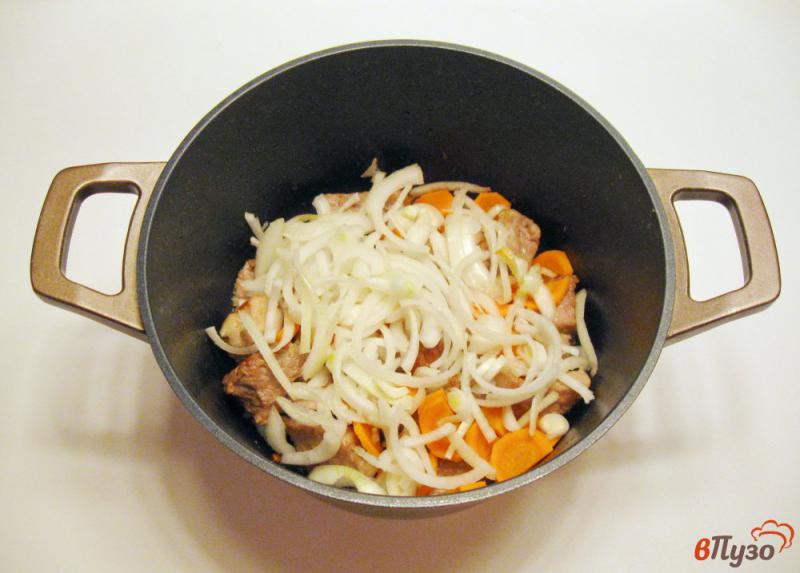 Фото приготовление рецепта: Свинина с квашеной капустой и рисом шаг №3