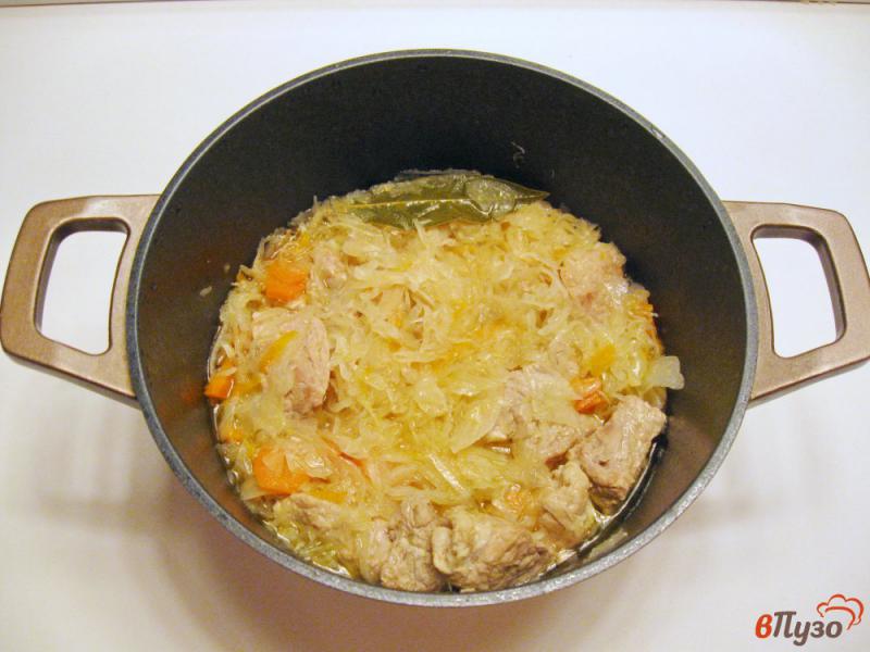 Фото приготовление рецепта: Свинина с квашеной капустой и рисом шаг №5