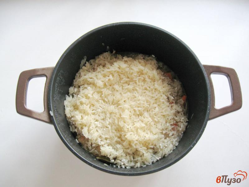 Фото приготовление рецепта: Свинина с квашеной капустой и рисом шаг №6