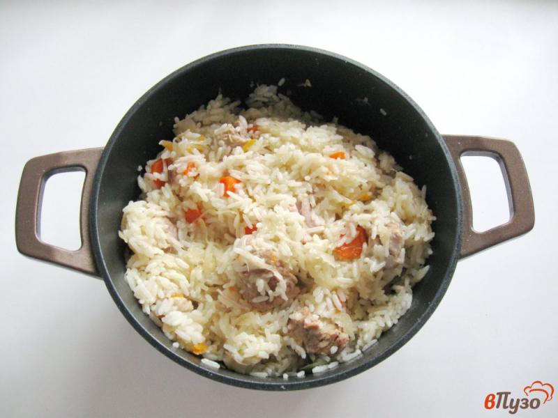 Фото приготовление рецепта: Свинина с квашеной капустой и рисом шаг №8