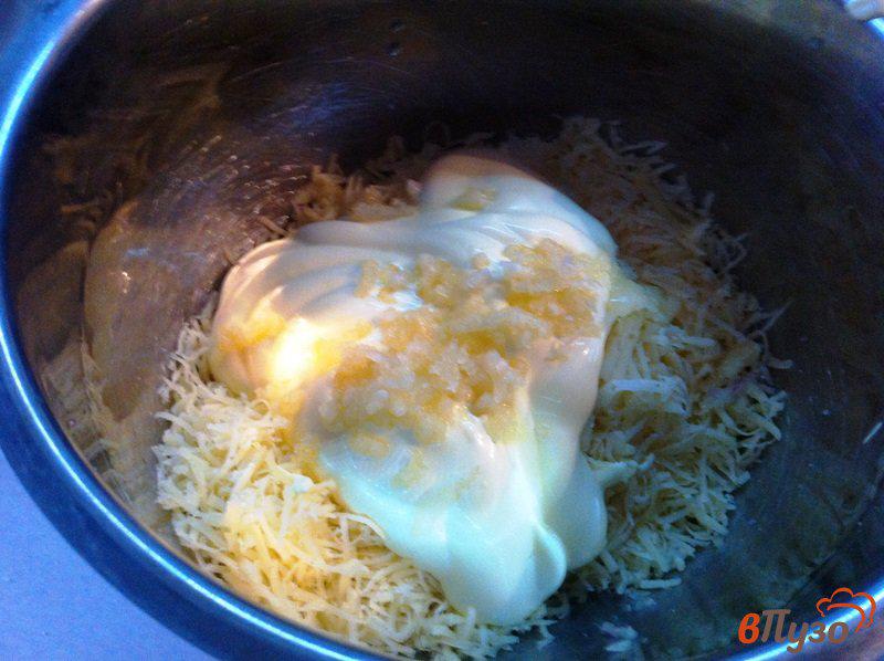 Фото приготовление рецепта: Сырный салат шаг №2