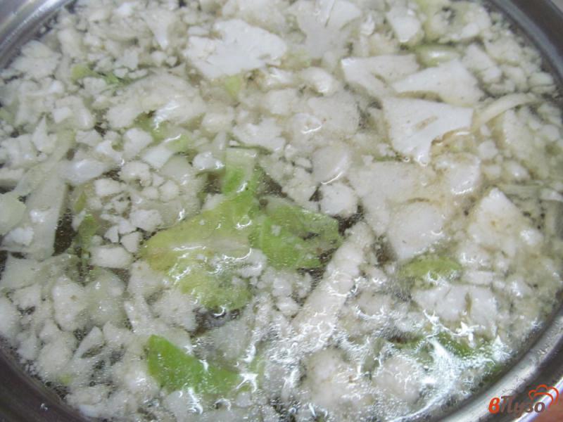 Фото приготовление рецепта: Томатный суп из цветной капусты с грибами и фасолью шаг №2