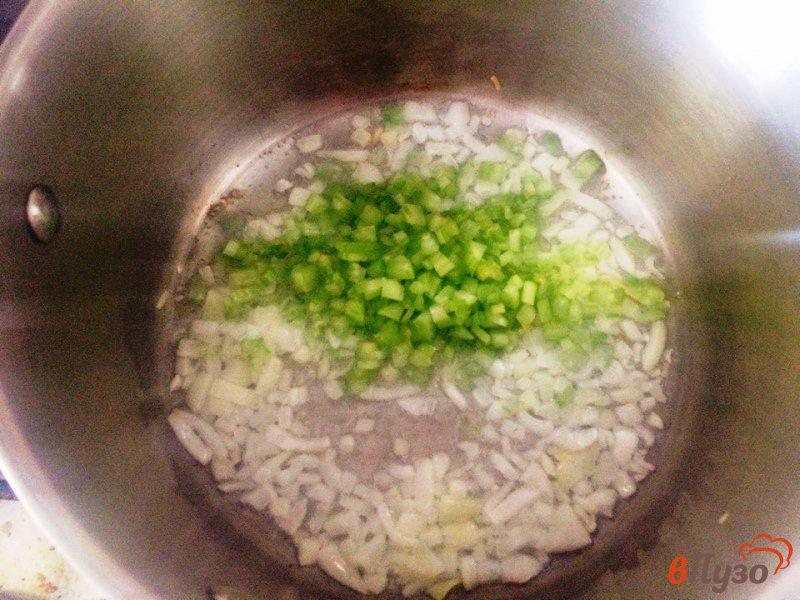 Фото приготовление рецепта: Куриный суп с вермишелью и шпинатом шаг №2