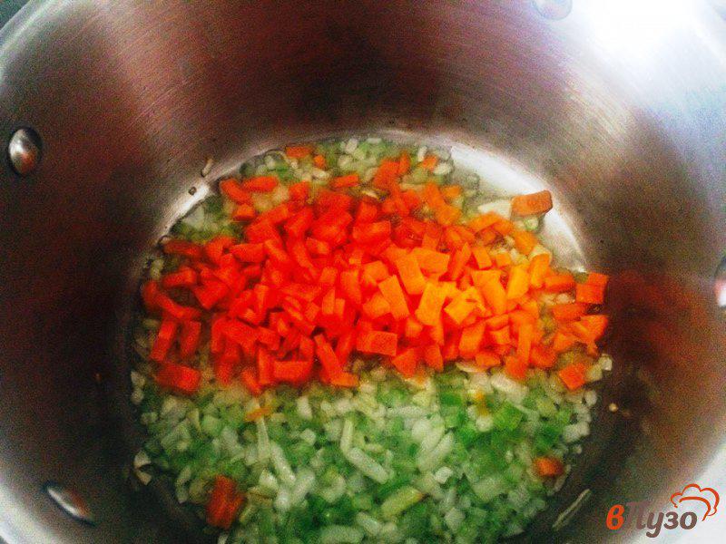 Фото приготовление рецепта: Куриный суп с вермишелью и шпинатом шаг №3
