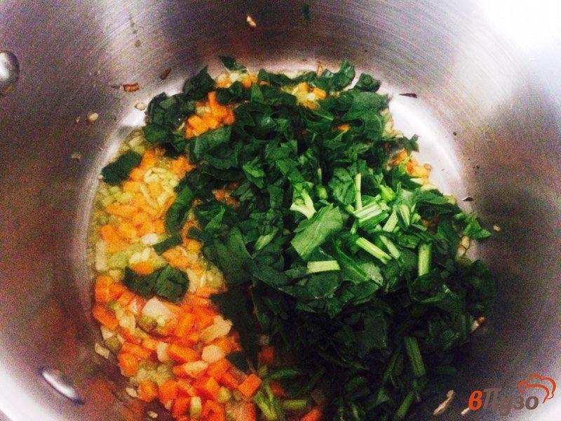 Фото приготовление рецепта: Куриный суп с вермишелью и шпинатом шаг №4