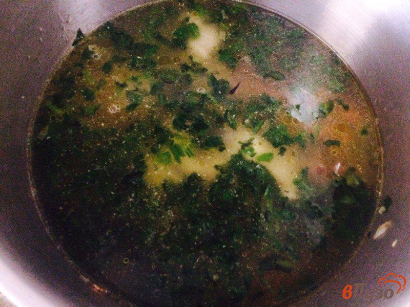 Фото приготовление рецепта: Куриный суп с вермишелью и шпинатом шаг №5