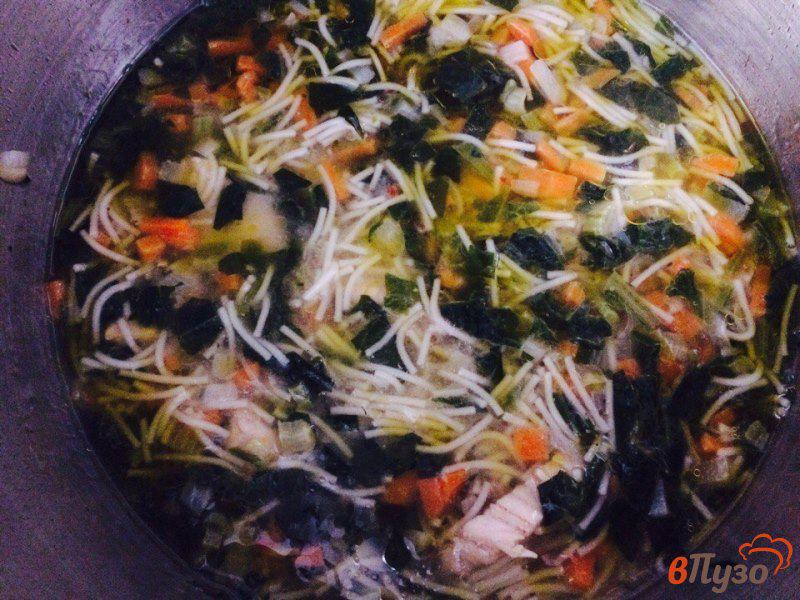Фото приготовление рецепта: Куриный суп с вермишелью и шпинатом шаг №6