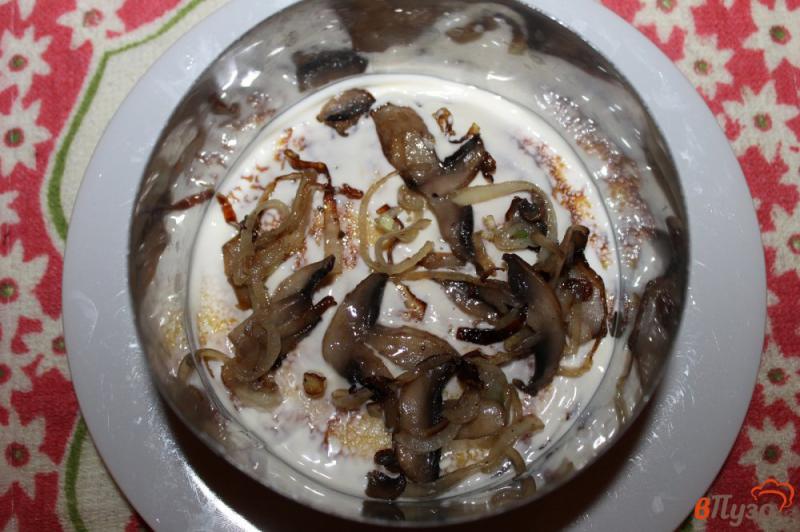 Фото приготовление рецепта: Тыквенный блинный торт с грибами и луком шаг №8