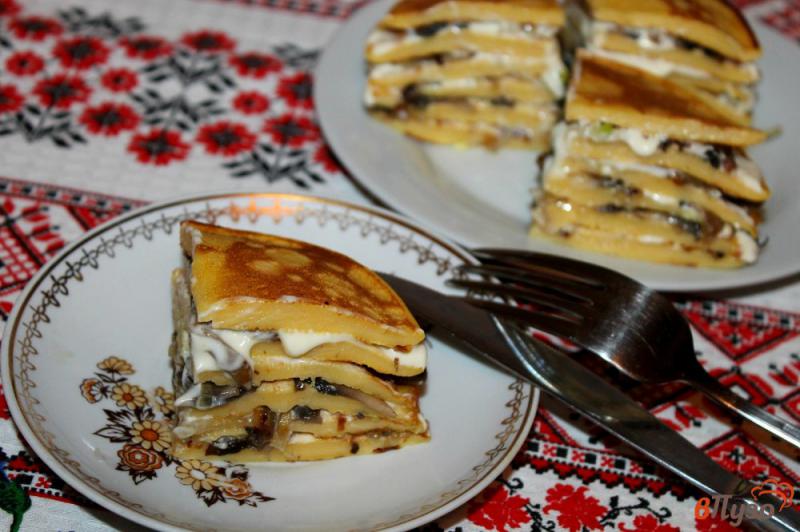 Фото приготовление рецепта: Тыквенный блинный торт с грибами и луком шаг №10