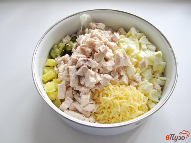 Фото приготовление рецепта: Салат с курицей и сыром шаг №6