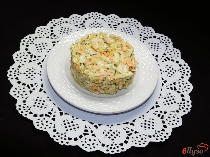 Фото приготовление рецепта: Овощной салат с пекинской капустой шаг №4