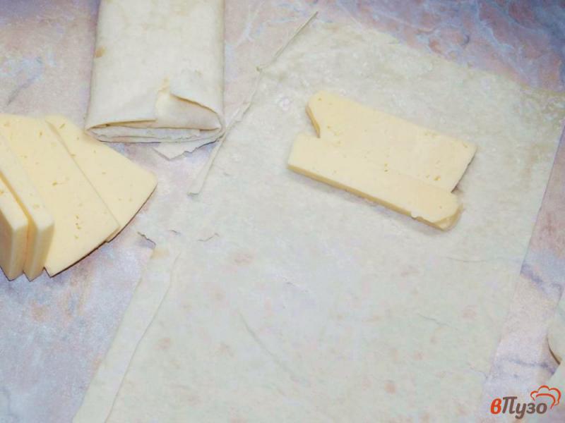 Фото приготовление рецепта: Жареный лаваш с сыром шаг №2