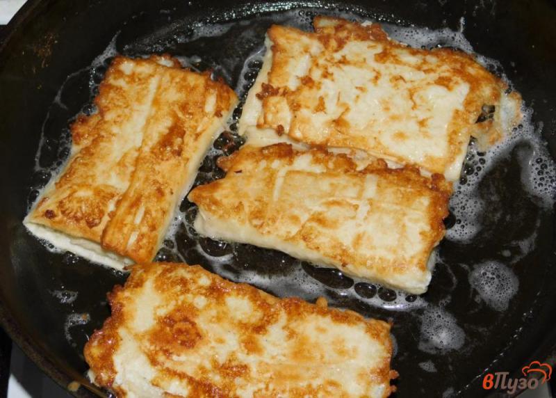 Фото приготовление рецепта: Жареный лаваш с сыром шаг №4