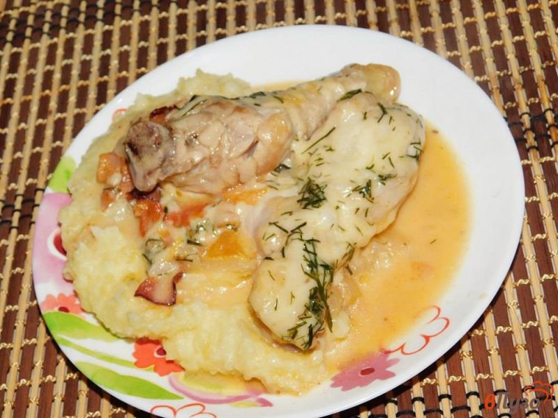 Фото приготовление рецепта: Куриные ножки с беконом и овощами шаг №7