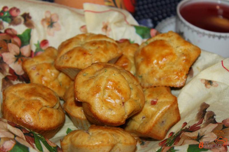 Фото приготовление рецепта: Закусочные соленые кексы с сыром и колбасными изделиями шаг №5