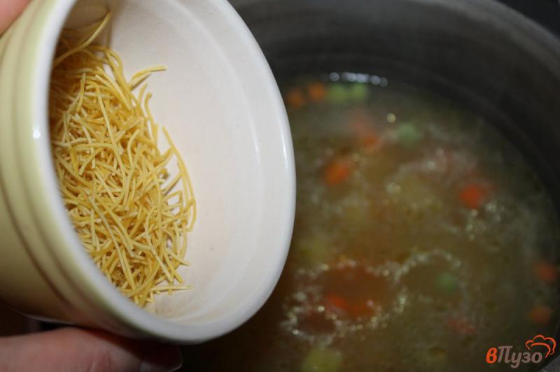 Фото приготовление рецепта: Суп с зеленым горошком и вермишелью шаг №5