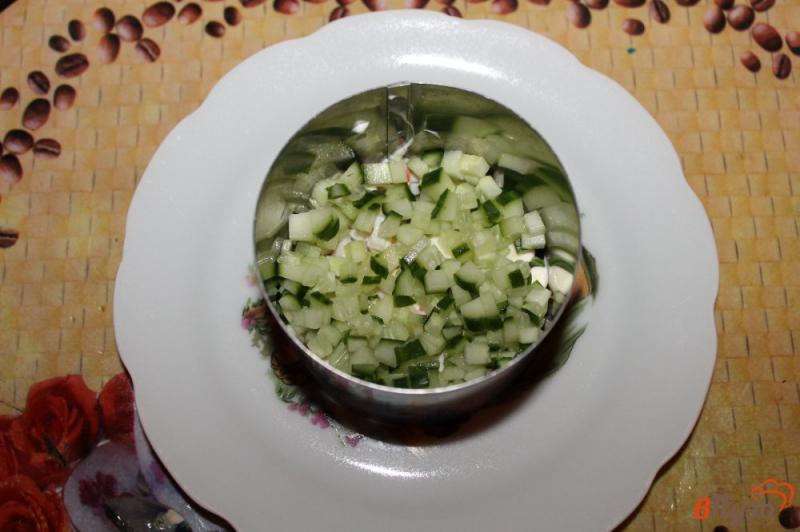 Фото приготовление рецепта: Салат с крабовыми палочками, морковью и яйцом шаг №2