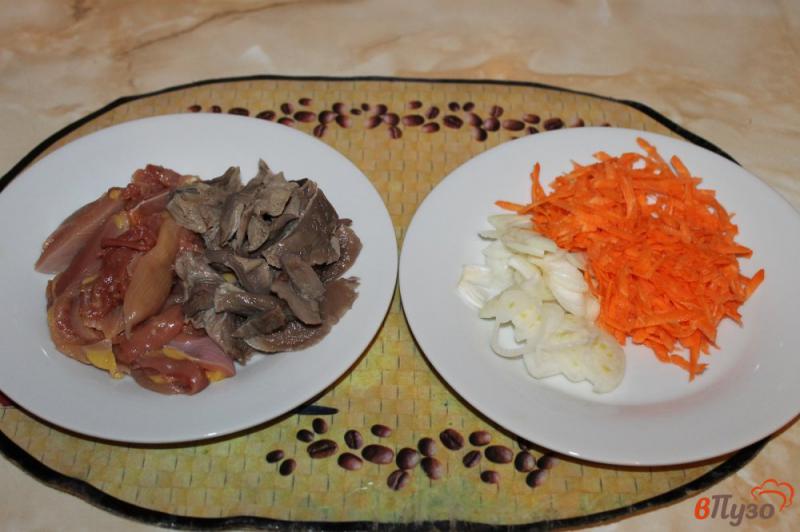Фото приготовление рецепта: Жареная курица с лесными грибами и морковью в соевом соусе шаг №1