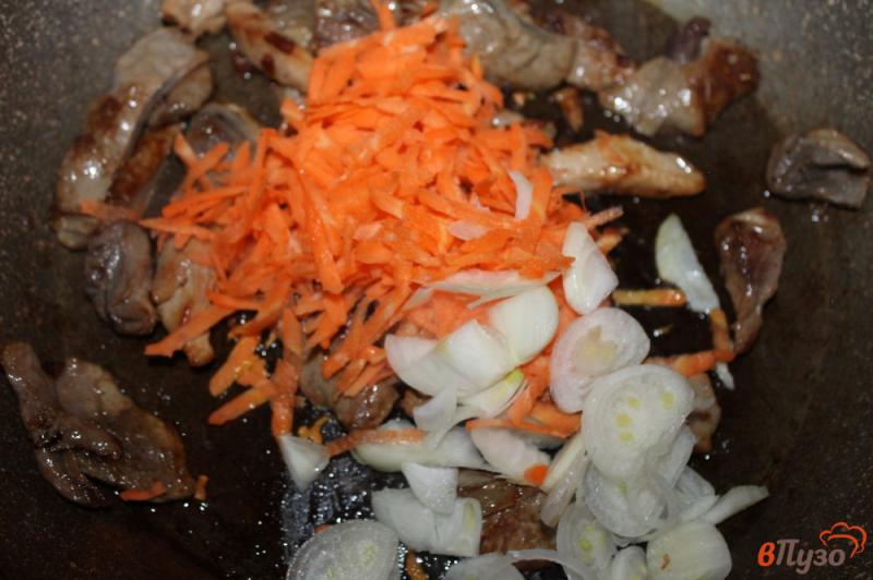 Фото приготовление рецепта: Жареная курица с лесными грибами и морковью в соевом соусе шаг №4