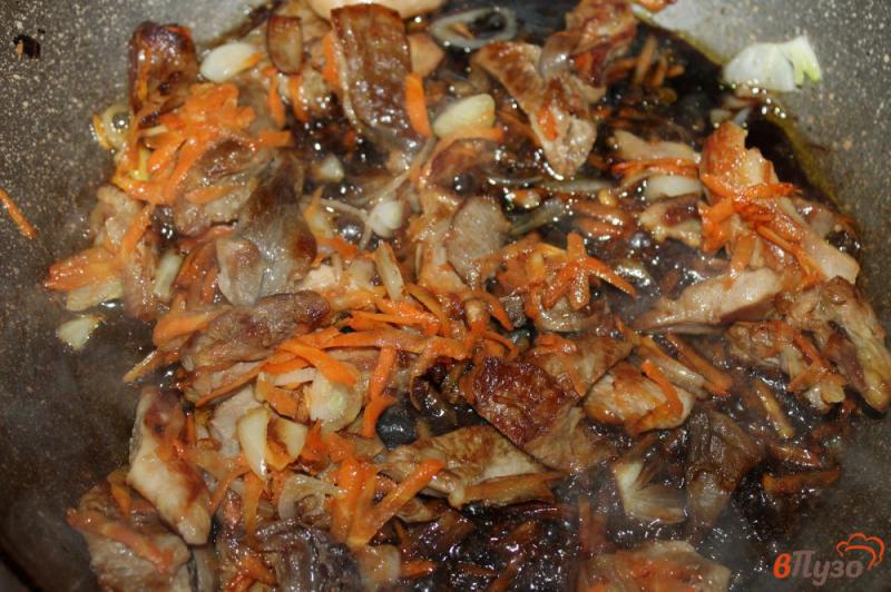 Фото приготовление рецепта: Жареная курица с лесными грибами и морковью в соевом соусе шаг №5
