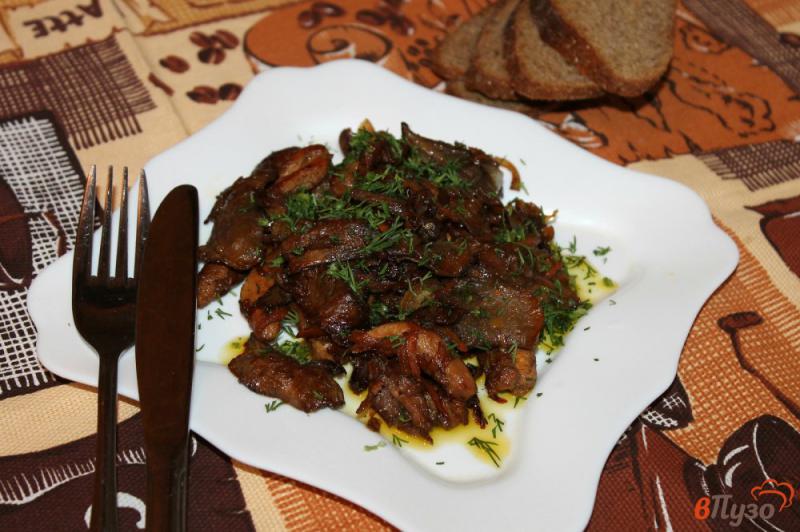 Фото приготовление рецепта: Жареная курица с лесными грибами и морковью в соевом соусе шаг №6