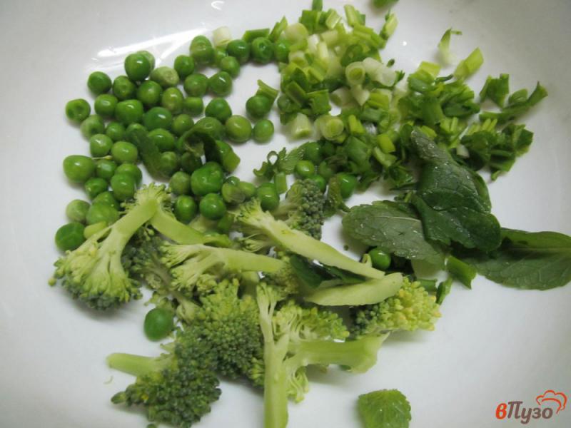 Фото приготовление рецепта: Овощной салат из брокколи редиски огурца шаг №1