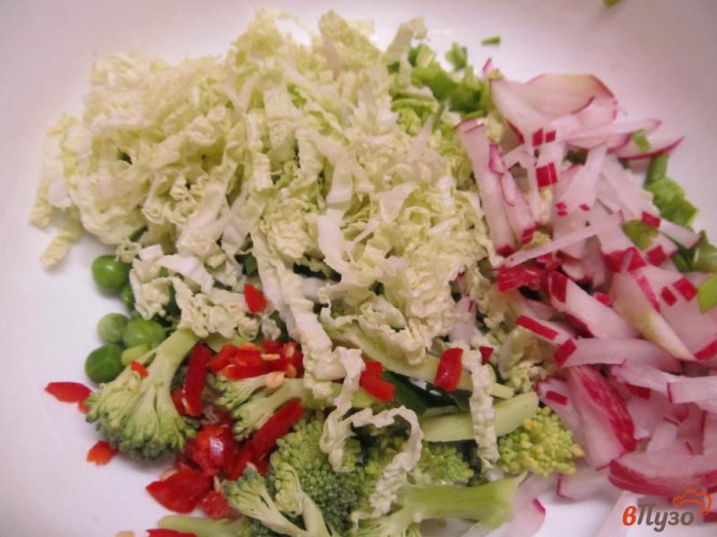 Фото приготовление рецепта: Овощной салат из брокколи редиски огурца шаг №2