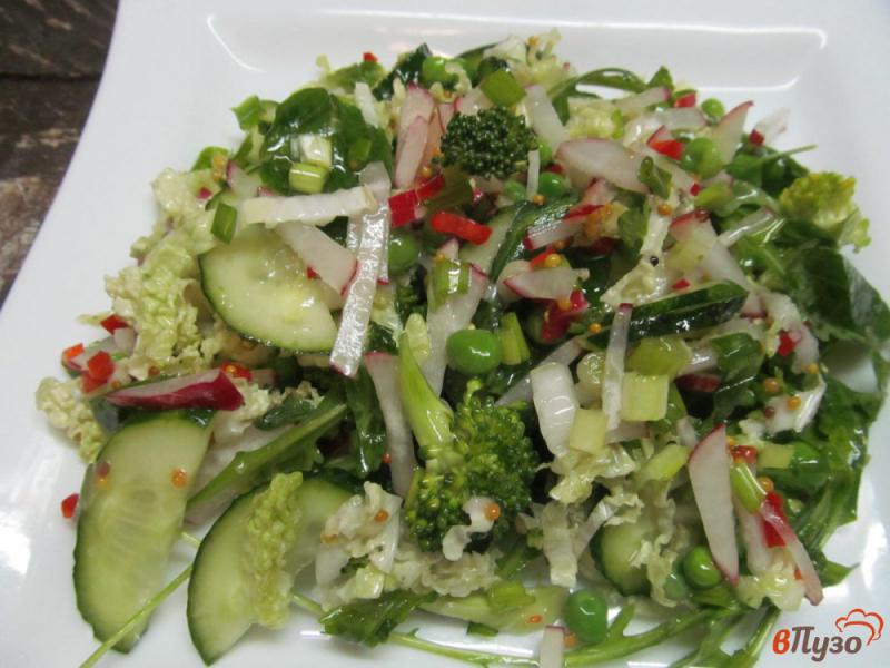 Фото приготовление рецепта: Овощной салат из брокколи редиски огурца шаг №4