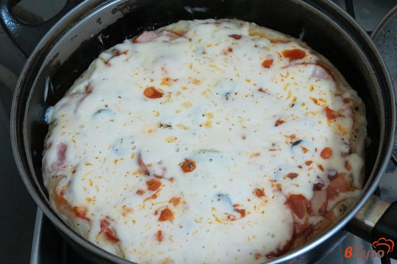 Фото приготовление рецепта: Пицца на сковороде шаг №12