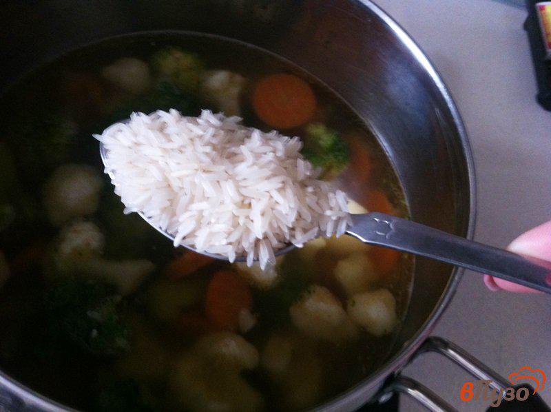 Фото приготовление рецепта: Рыбный суп с овощами и рисом шаг №3