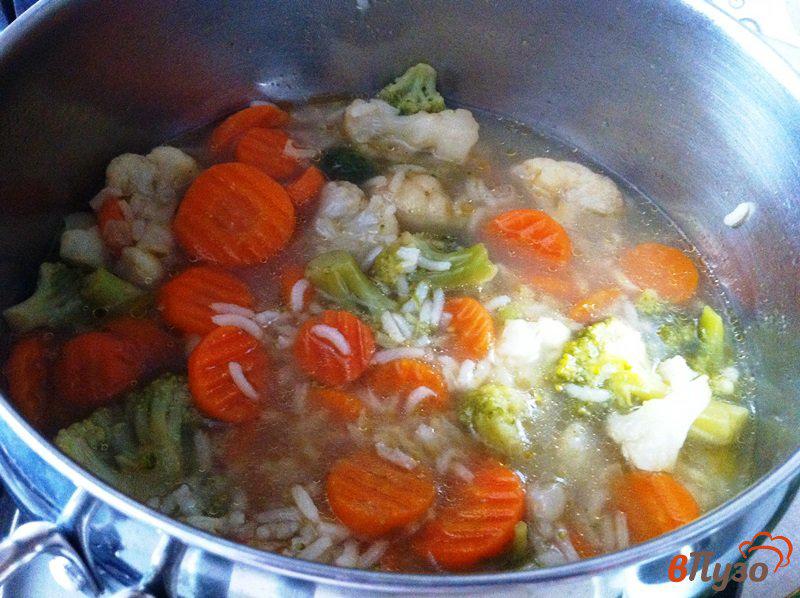 Фото приготовление рецепта: Рыбный суп с овощами и рисом шаг №4