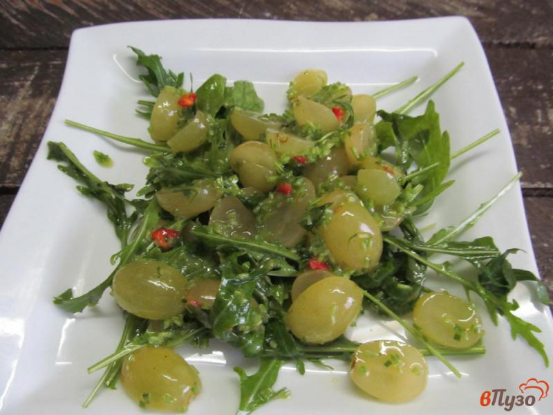 Фото приготовление рецепта: Салат из винограда и рукколы шаг №6