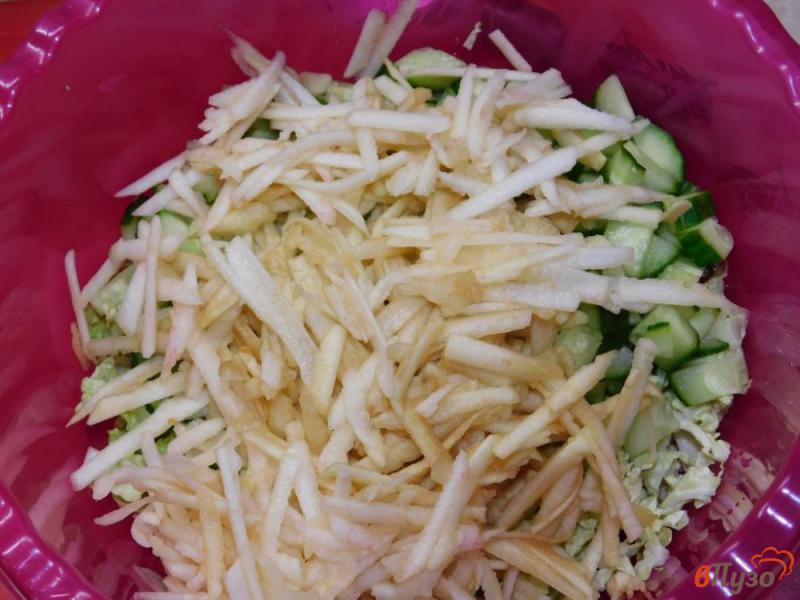 Фото приготовление рецепта: Салат из пекинской капусты и кукурузой и яблоком шаг №2