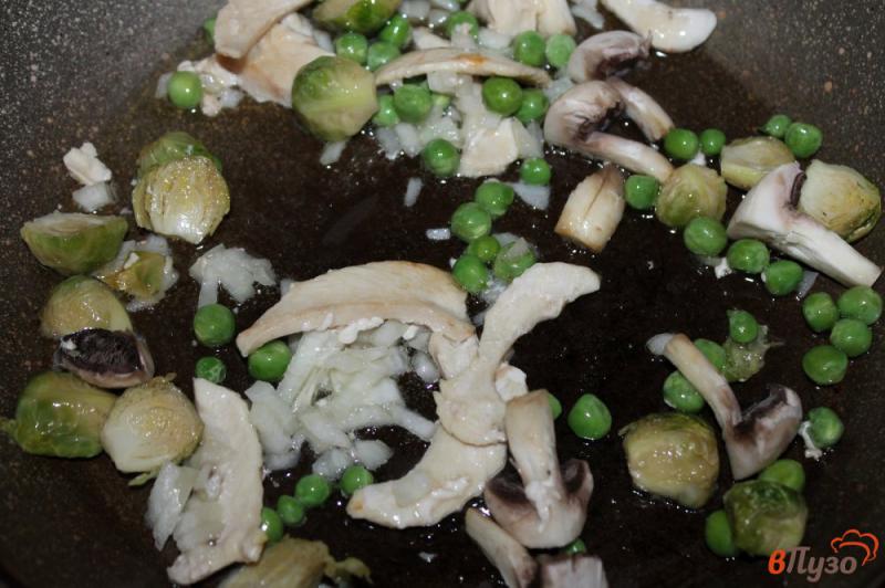 Фото приготовление рецепта: Рис с курицей, зеленым горошком и брюссельской капустой шаг №3