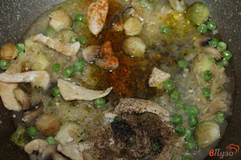 Фото приготовление рецепта: Рис с курицей, зеленым горошком и брюссельской капустой шаг №6