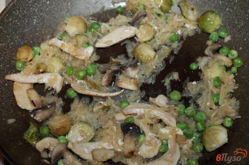 Фото приготовление рецепта: Рис с курицей, зеленым горошком и брюссельской капустой шаг №5