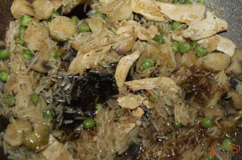 Фото приготовление рецепта: Рис с курицей, зеленым горошком и брюссельской капустой шаг №7