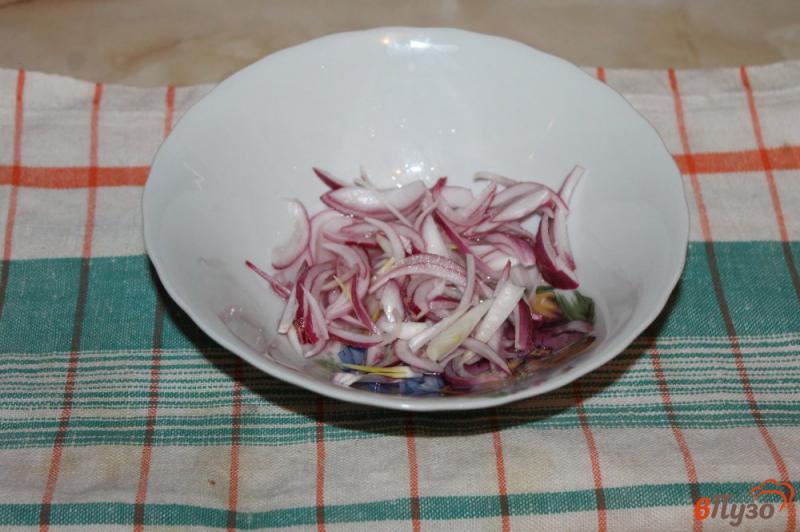 Фото приготовление рецепта: Закусочный лаваш с отварной курицей, грибами и маринованным луком шаг №2