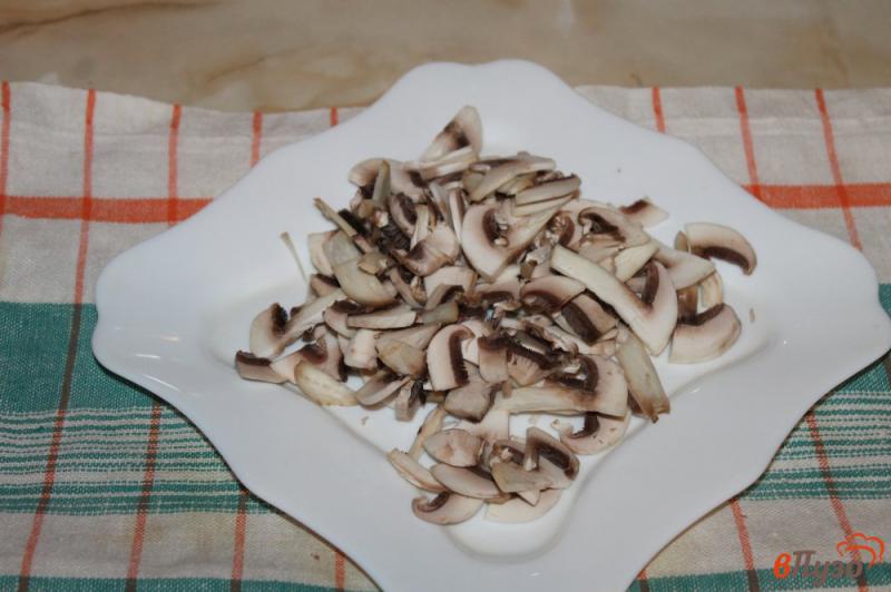 Фото приготовление рецепта: Закусочный лаваш с отварной курицей, грибами и маринованным луком шаг №3