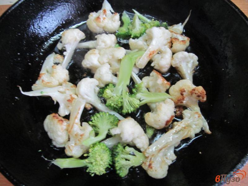 Фото приготовление рецепта: Кус-кус с брокколи и цветной капустой шаг №3
