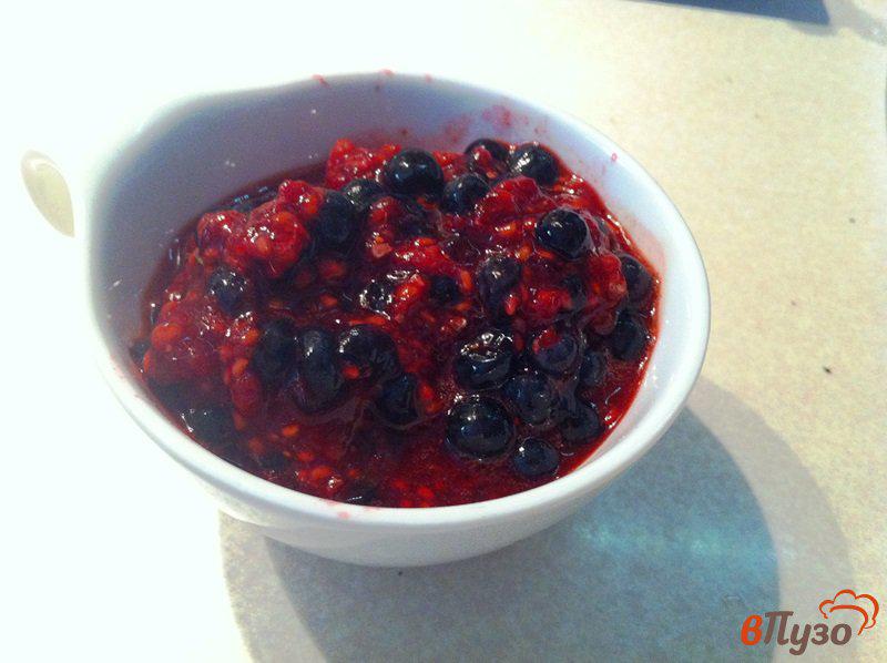 Фото приготовление рецепта: Оладьи с ягодным соусом шаг №4