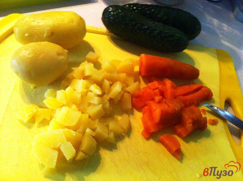 Фото приготовление рецепта: Салат из зеленого горошка, ветчины и колбасы шаг №1