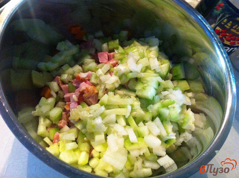 Фото приготовление рецепта: Салат из зеленого горошка, ветчины и колбасы шаг №3