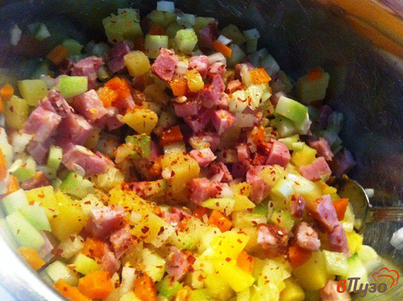 Фото приготовление рецепта: Салат из зеленого горошка, ветчины и колбасы шаг №4