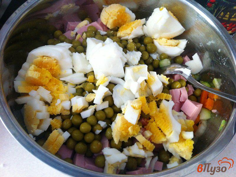 Фото приготовление рецепта: Салат из зеленого горошка, ветчины и колбасы шаг №6