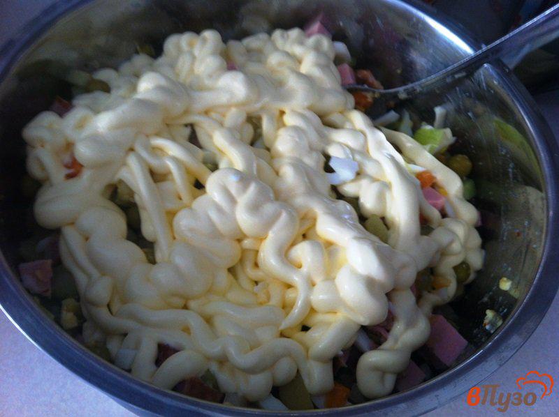 Фото приготовление рецепта: Салат из зеленого горошка, ветчины и колбасы шаг №7