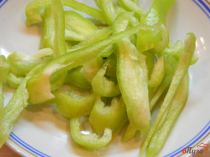 Фото приготовление рецепта: Салат из пекинской капусты с черносливом шаг №3